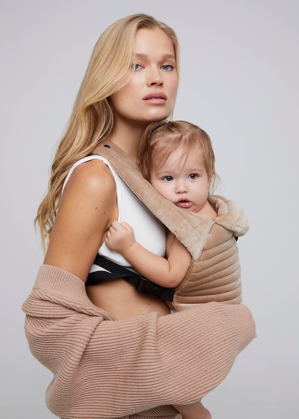 bumpsuit the armadillo baby carrier in dune